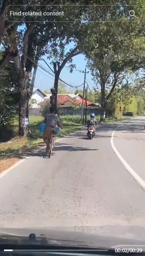 Skill di Luar Nalar! Pria Bawa Tiga Kendi di Atas Kepala Sambil Kayuh Sepeda, Tersusun Kokoh Tak Terjatuh
