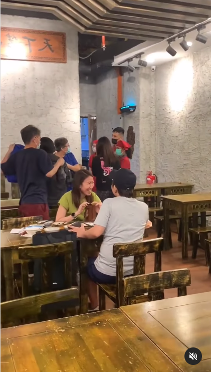 Tikus Gembul Lewat saat Makan di Restoran, Pegawai Gercep Tangkap Langsung Pakai Tangan Banjir Pujian Netizen