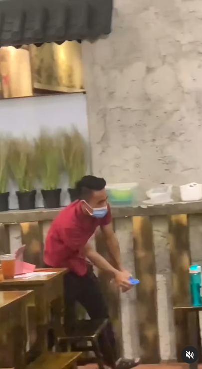 Tikus Gembul Lewat saat Makan di Restoran, Pegawai Gercep Tangkap Langsung Pakai Tangan Banjir Pujian Netizen