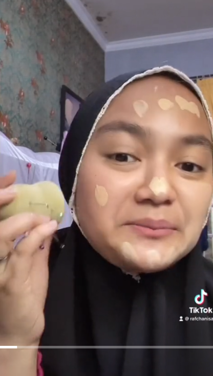 Wanita Makeup Pakai Kosmetik Emak, Alat Terbatas Namun Hasilnya Flawless, Cocok Untuk Look Sehari-Hari
