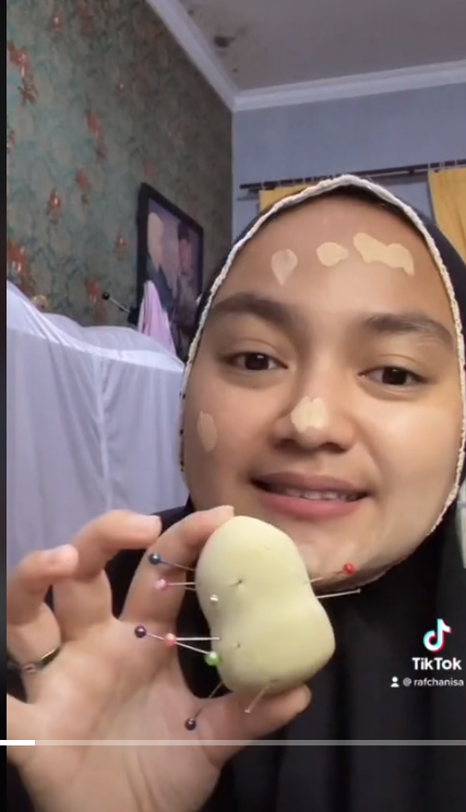 Wanita Makeup Pakai Kosmetik Emak, Alat Terbatas Namun Hasilnya Flawless, Cocok Untuk Look Sehari-Hari