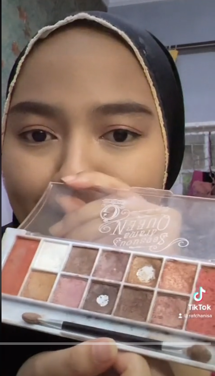 Wanita Makeup Pakai Kosmetik Emak, Alat Terbatas Namun Hasilnya Flawless, Cocok Untuk Look Sehari-Hari