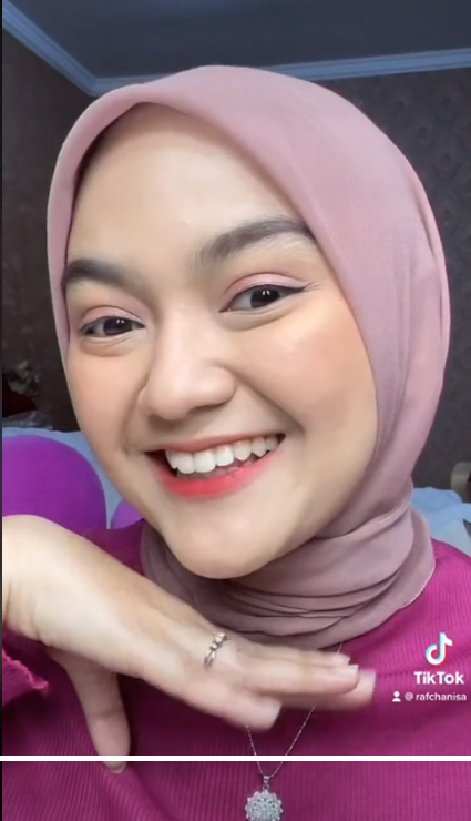 Wanita Makeup Pakai Kosmetik Emak, Alat Terbatas Namun Hasilnya Flawless, Cocok Untuk Look Sehari-Hari