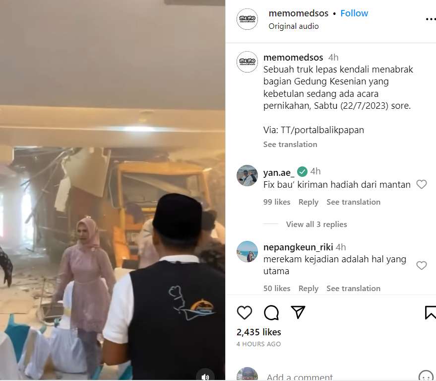 Truk seruduk gedung kesenian Truk seruduk gedung kesenian