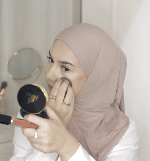 Memakai Lip Cream