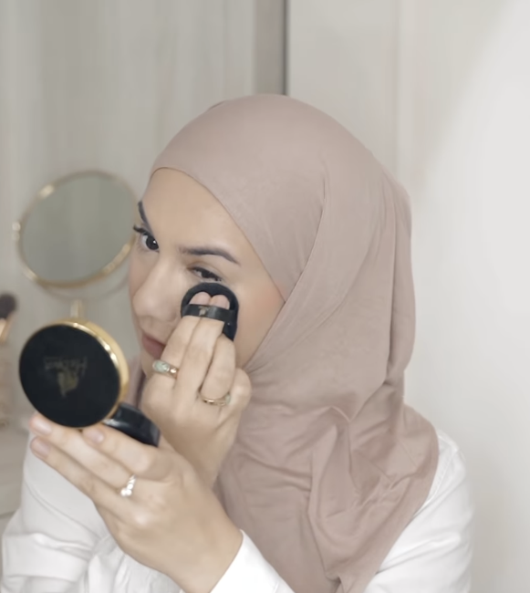 Memakai Bedak Tabur