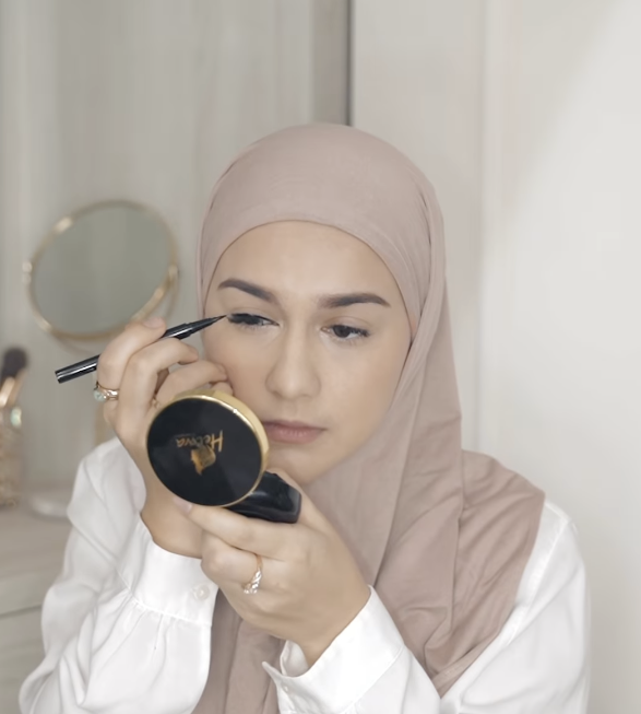 Memakai Eyeliner