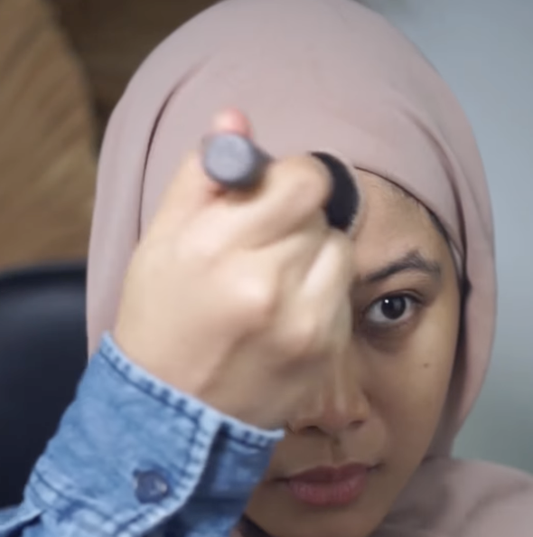 Memakai Bedak Tabur