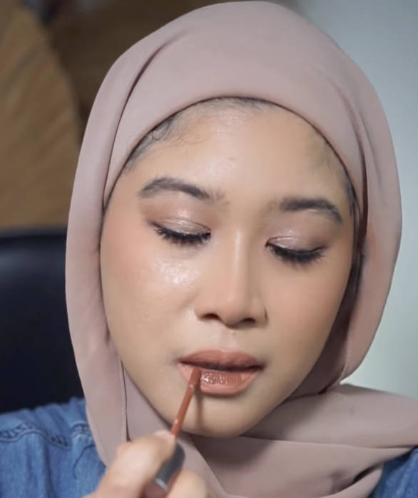 Memakai Lip Cream