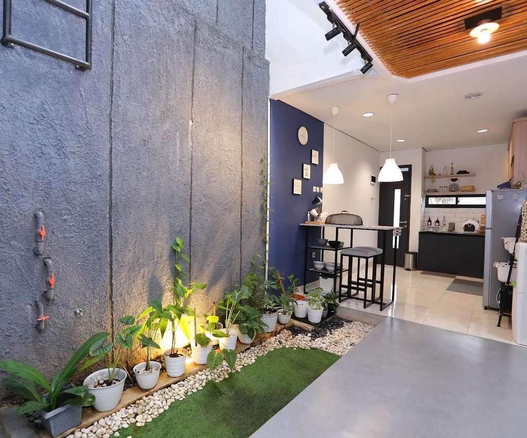 Taman mungil tengah rumah