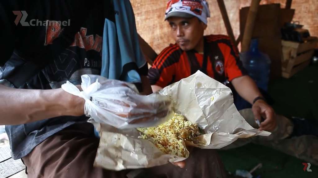 Penampakan Warung di Bantar Gebang, Penuh Lalat di Setiap Sisinya