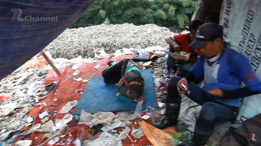 Penampakan Warung di Bantar Gebang, Penuh Lalat di Setiap Sisinya