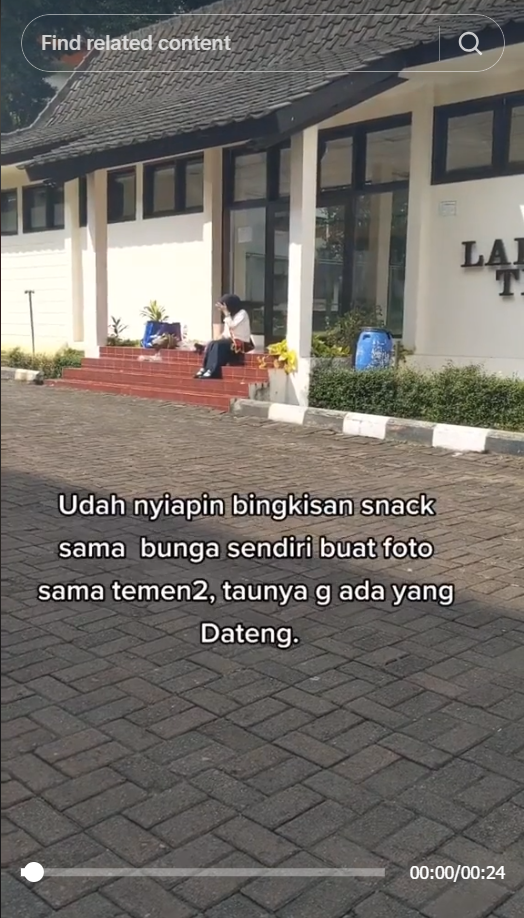 Siapkan Banyak Snack dan Bunga Untuk Rayakan Sidang Skripsi, Wanita ini Termenung Menunggu Teman Tak Kunjung Datang