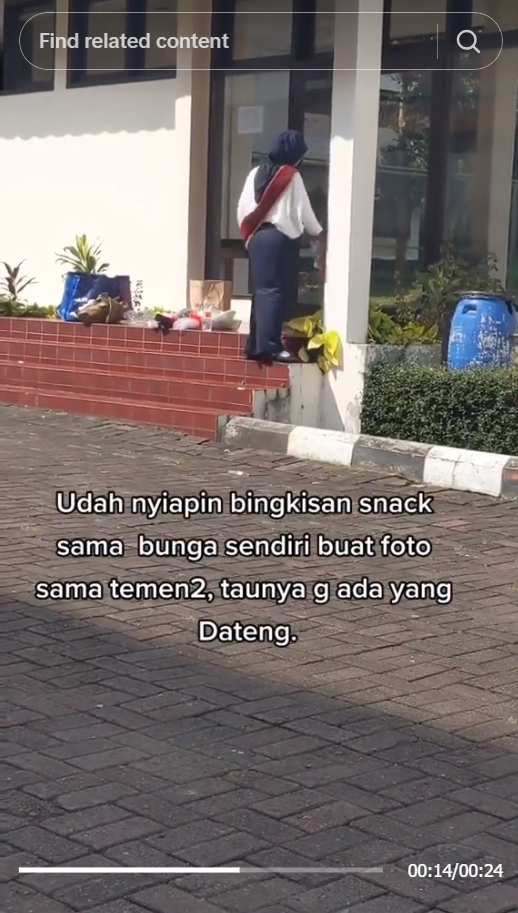 Siapkan Banyak Snack dan Bunga Untuk Rayakan Sidang Skripsi, Wanita ini Termenung Menunggu Teman Tak Kunjung Datang