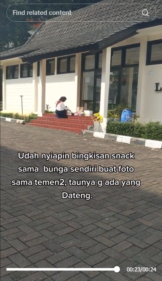 Siapkan Banyak Snack dan Bunga Untuk Rayakan Sidang Skripsi, Wanita ini Termenung Menunggu Teman Tak Kunjung Datang