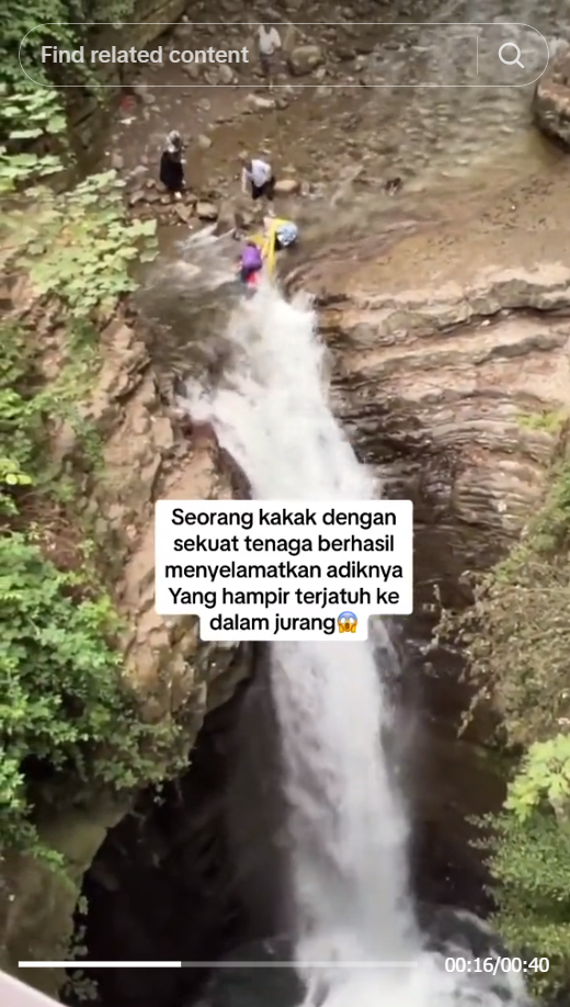 Detik-Detik Menegangkan Kakak Tolong Adiknya Hampir Jatuh ke Jurang Tinggi, Bikin Deg-Degan