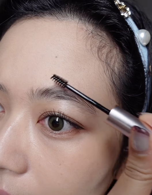 Memakai Brow Mascara