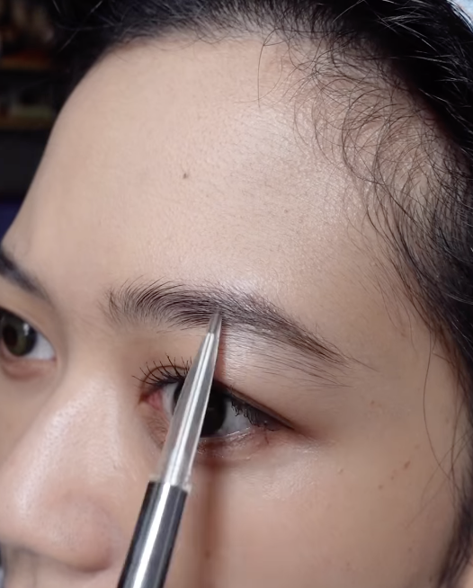Memakai Brow Pencil