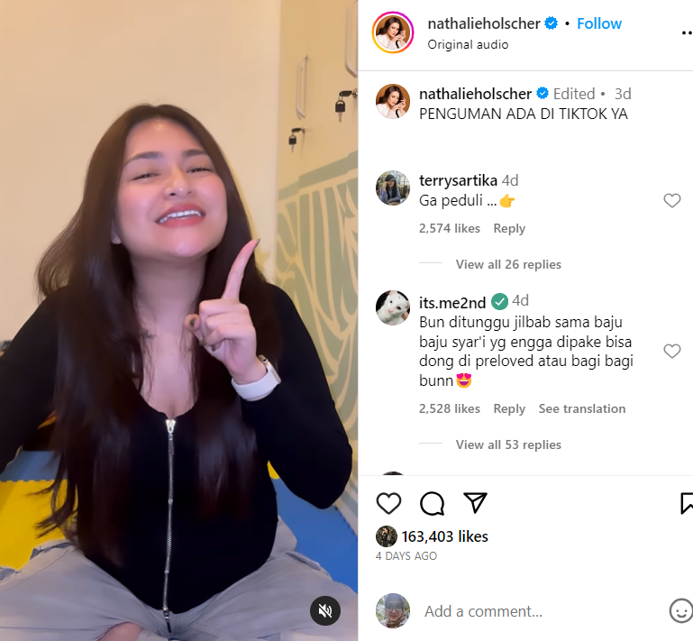 Nathalie bagi sepatu Adzam
