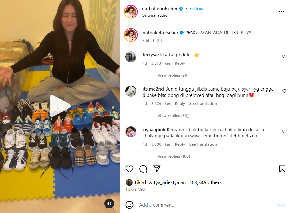 Nathalie bagi sepatu Adzam
