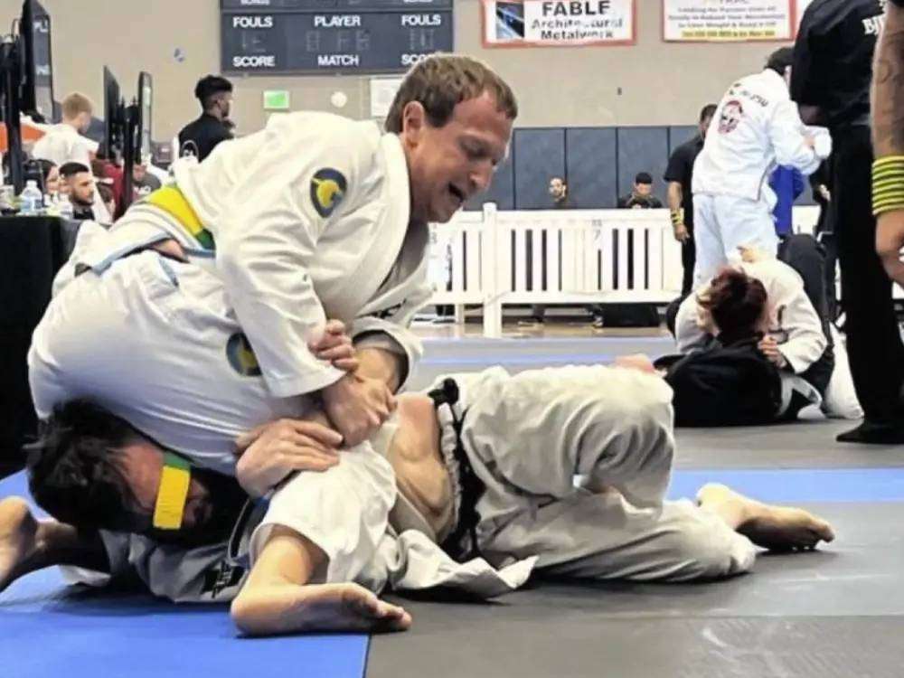Zuck saat mengunci lawan dalam pertandingan jiu-jitsu