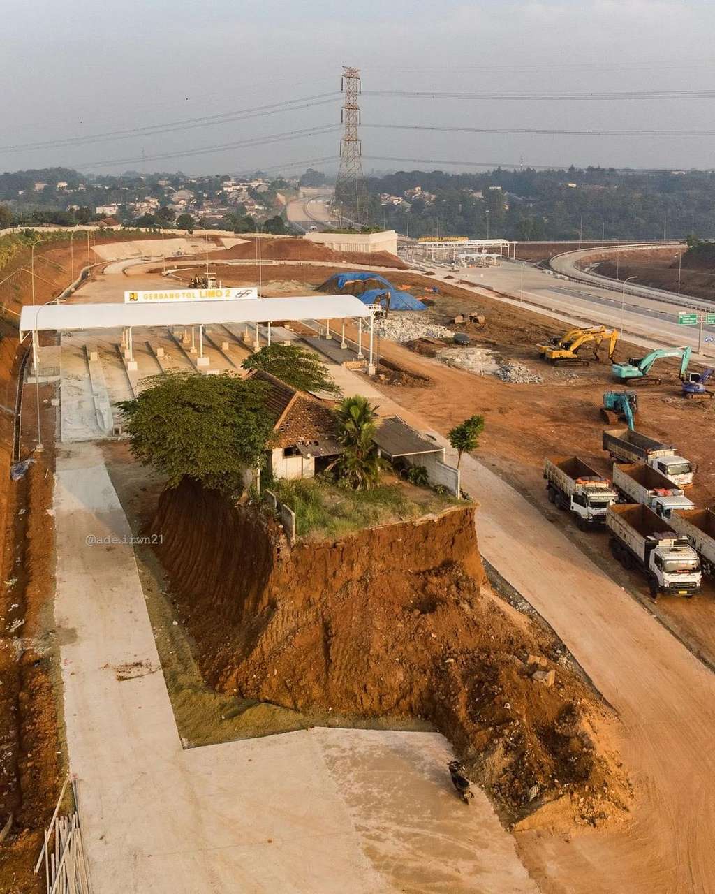 Rumah berdiri sendirian di tengah jalan tol.