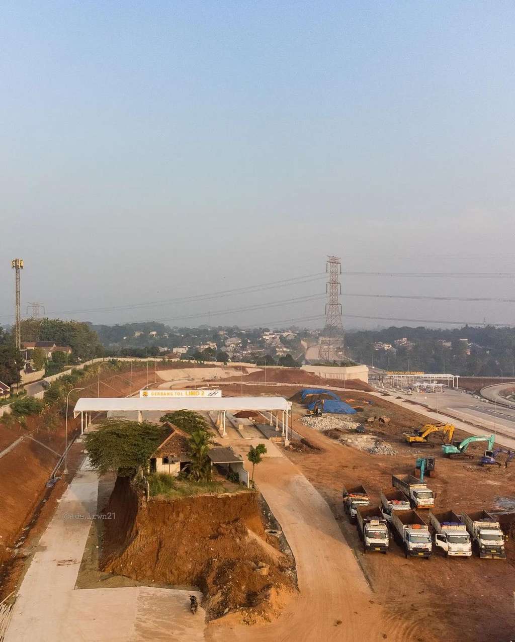 Rumah berdiri sendirian di tengah jalan tol.