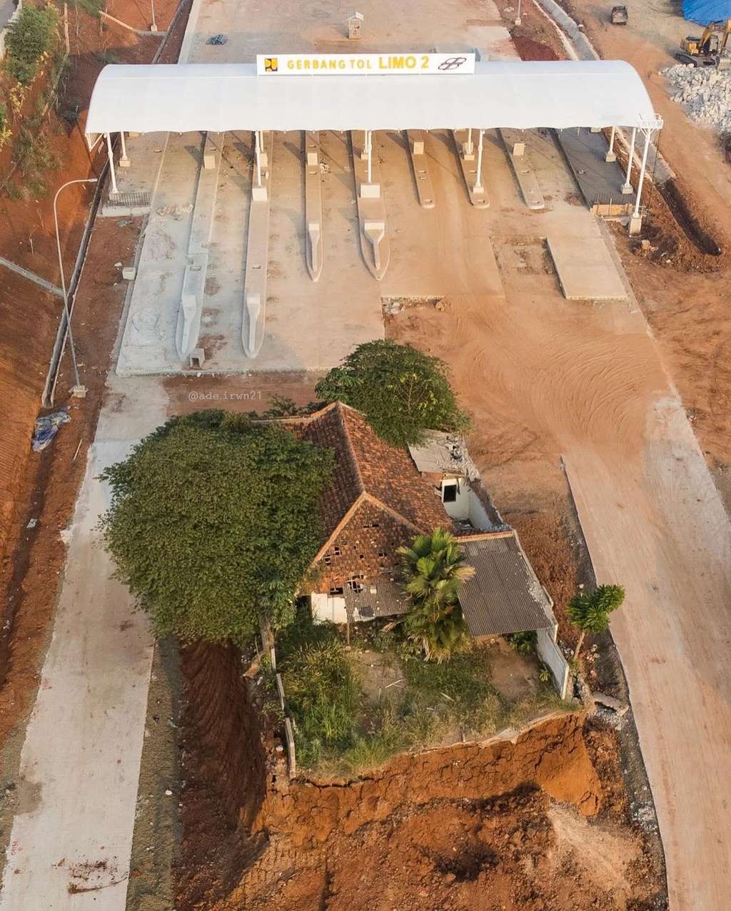 Rumah berdiri sendirian di tengah jalan tol.
