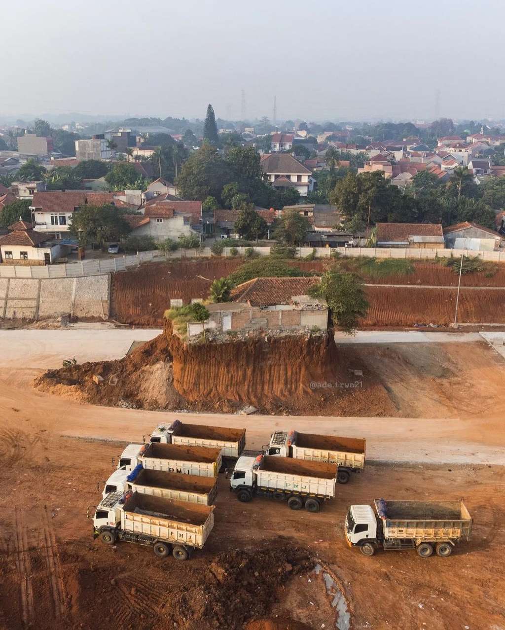 Rumah berdiri sendirian di tengah jalan tol.