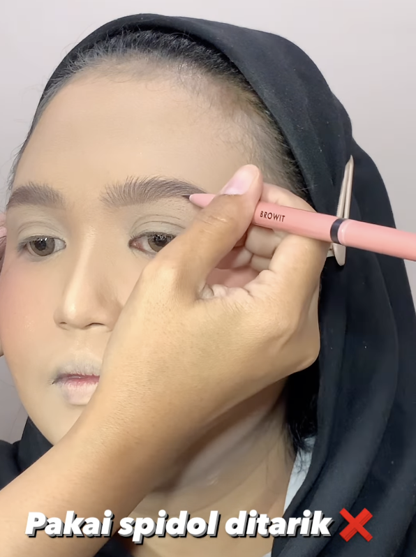 Memakai Brow Pen