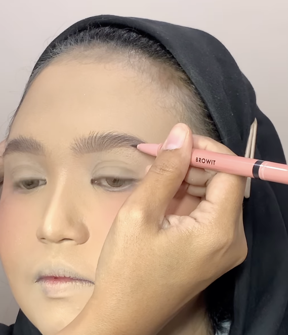 Memakai Brow Pen