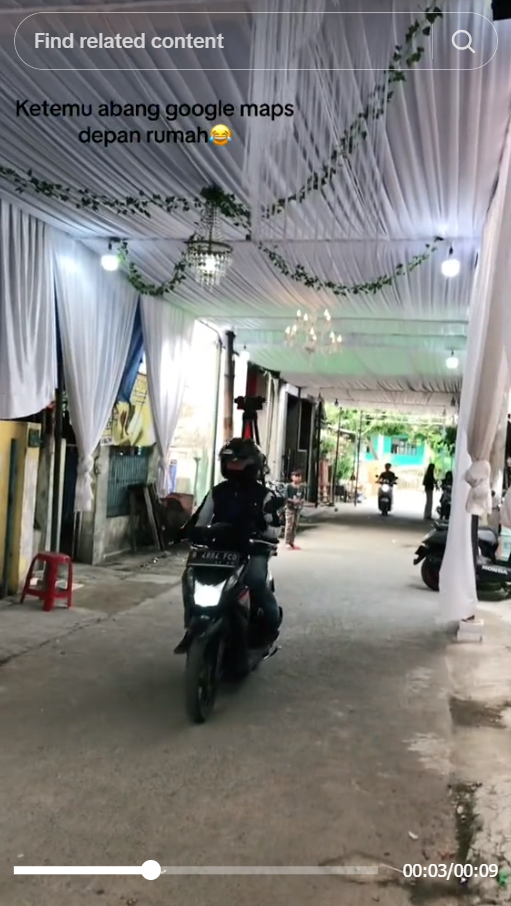 Momen Kocak Motor Google Maps Lewat Persiapan Resepsi, Tenda Hajatan Diabadikan Aplikasi