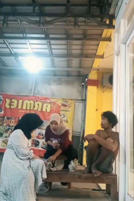 Viral dua gadis ajak ngobrol pria ODGJ di warung seperti orang waras.
