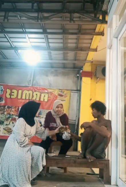 Viral dua gadis ajak ngobrol pria ODGJ di warung seperti orang waras.