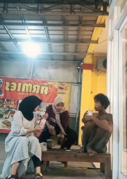 Viral dua gadis ajak ngobrol pria ODGJ di warung seperti orang waras.