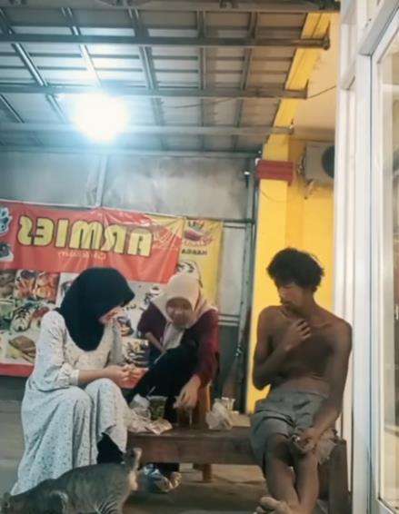 Viral dua gadis ajak ngobrol pria ODGJ di warung seperti orang waras.