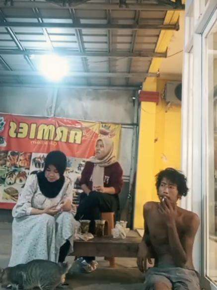 Viral dua gadis ajak ngobrol pria ODGJ di warung seperti orang waras.