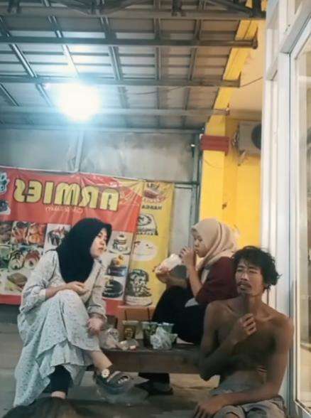 Viral dua gadis ajak ngobrol pria ODGJ di warung seperti orang waras.