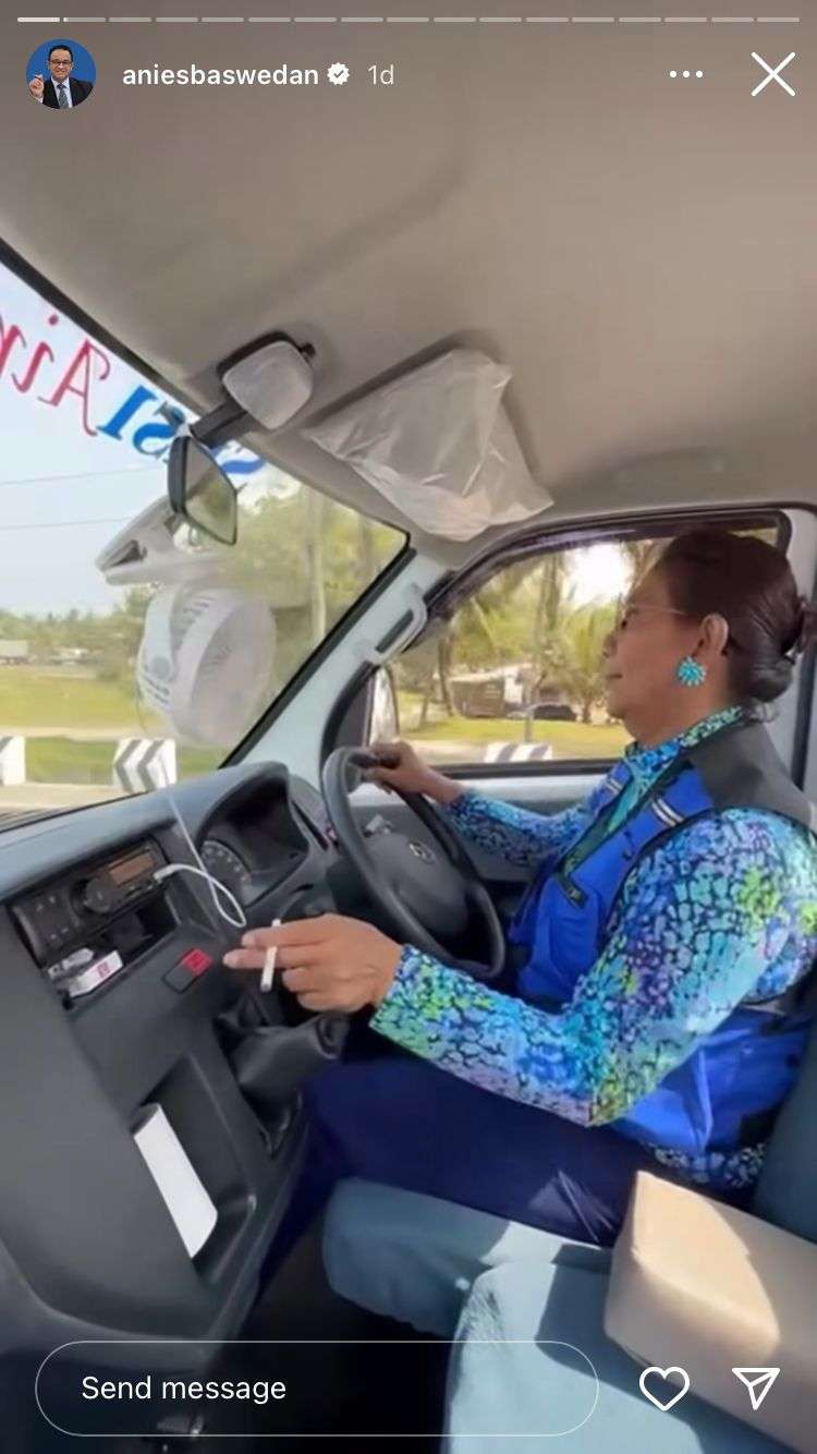 Gaya Santai Susi Pudjiastuti Sopiri Anies Pakai Mobil Pick-up Sambil Merokok