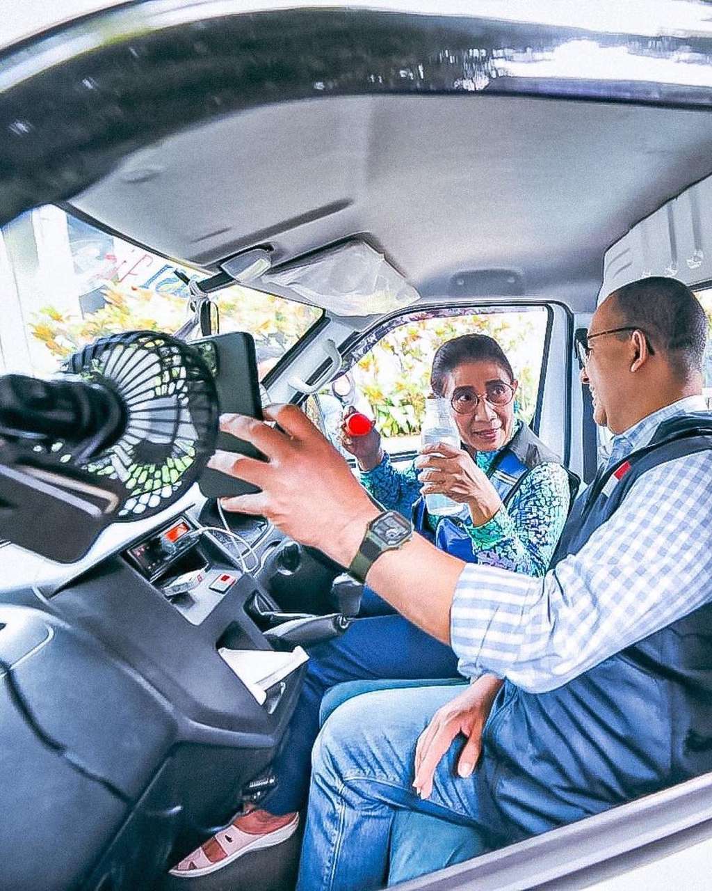Gaya Santai Susi Pudjiastuti Sopiri Anies Pakai Mobil Pick-up Sambil Merokok