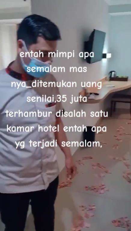 Uang tanpa tuan berhamburan di kamar hotel.