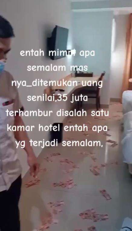 Uang tanpa tuan berhamburan di kamar hotel.