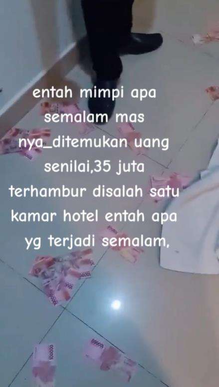 Uang tanpa tuan berhamburan di kamar hotel.