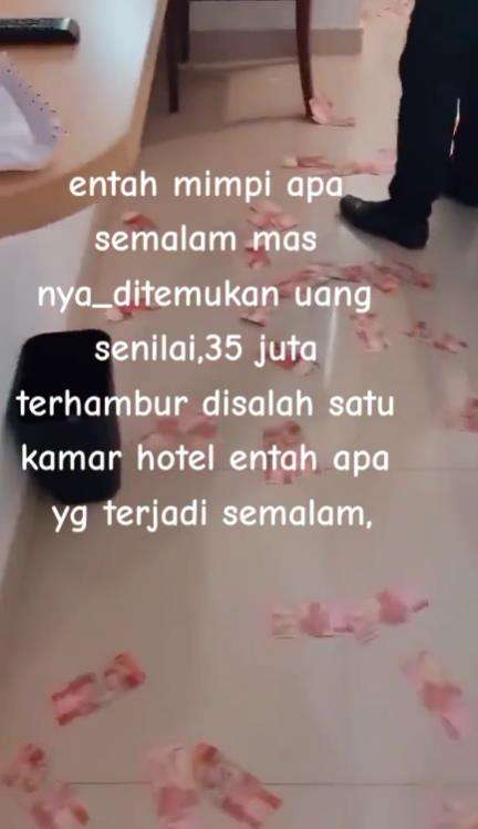 Uang tanpa tuan berhamburan di kamar hotel.