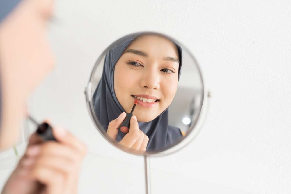 Memakai Lipstik Memakai Lipstik