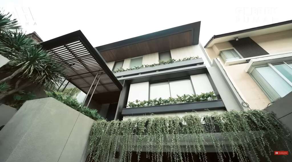 Potret rumah Aura Kasih