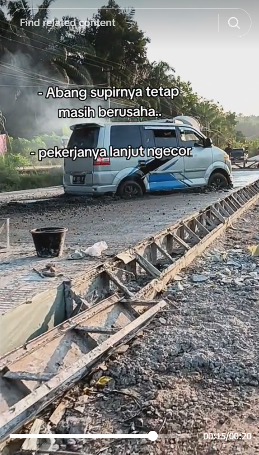 Mobil Nyangkut di Cor Jalan Masih Basah, Sopir SIbuk Tancap Gas, Pekerja Santai Lanjut Ngecor