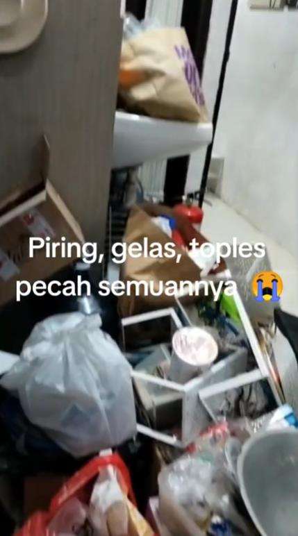Dapur tiba-tiba ambrol.
