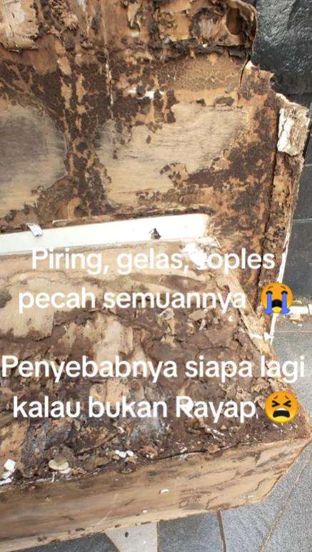 Dapur tiba-tiba ambrol.