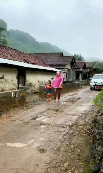 Dusun unik, dapat pagi telat tapi malam datangnya lebih cepat.